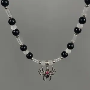 สร้อยคอลูกปัด จี้แมงมุม ประดับเพชร สีดํา